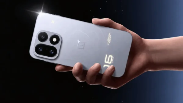 OnePlus 16 officiel en Chine, version argent tenue en main avec ses effets lumineux au dos